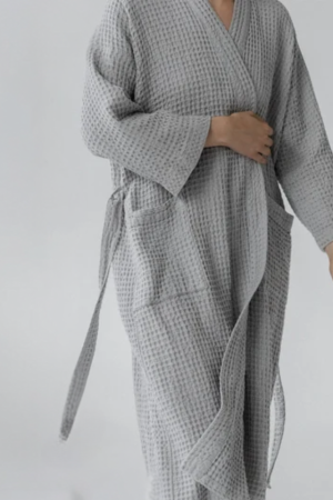 NAISTE LINANE VAHVELKOEGA HOMMIKUMANTEL LIGHT GREY